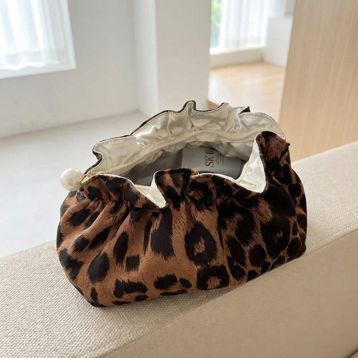Pärldekorerad ruffle necessär Pearlynn med leopardmönster. Elegant kosmetikväska för kvinnors smink & accessoarer.
