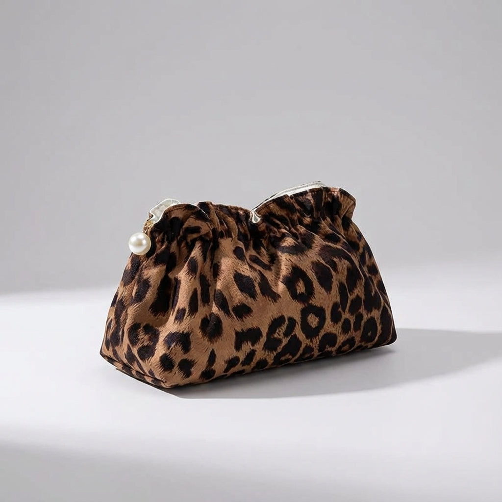Lyxig necessär för kvinnor med elegant ruffle design, pärlor & leopardmönster. Idealisk sminkväska för förvaring.