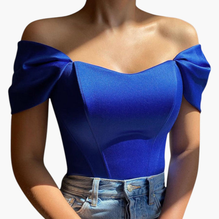 Modern strukturerad kvinnotopp med bara axlar. Kortärmad modetopp för en trendig och elegant look.