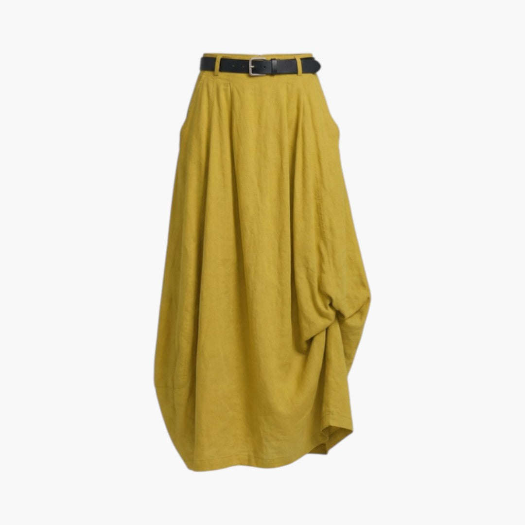 Elegant lång damkjol med bälte och praktiska sidofickor för en stilren look.