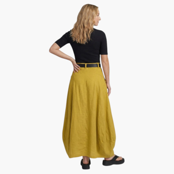 Svensk dammode: Långkjol med bälte & fickor, perfekt för både vardag och fest.