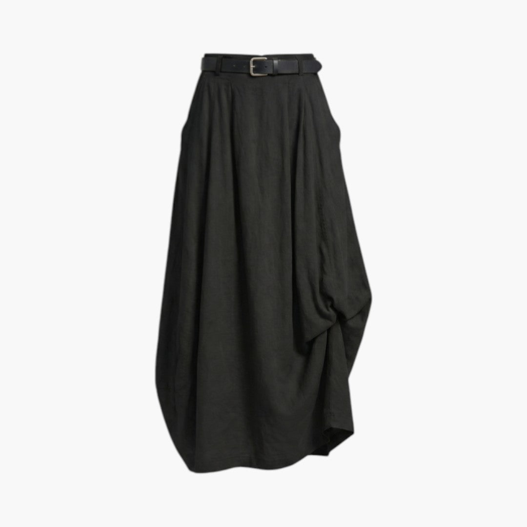 Stilren högmidjad långkjol för dam, med medföljande bälte och diskreta sidofickor.