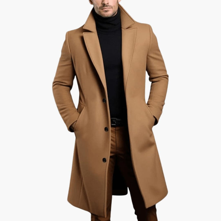 Stilren lång herrkappa sedd bakifrån. Elegant ytterplagg med tidlös design, perfekt som varm vinterkappa.