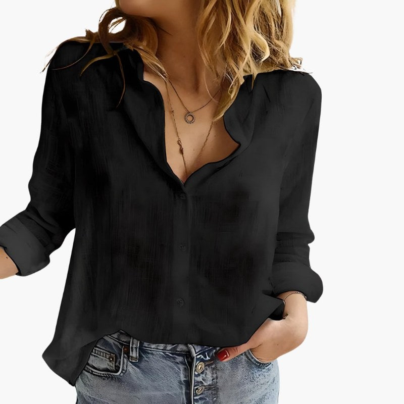 Bekväm långärmad damtopp. Luftig och elegant blus, ett tidlöst val för vår- och sommarmode.