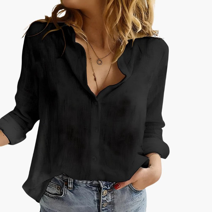 Bekväm långärmad damtopp. Luftig och elegant blus, ett tidlöst val för vår- och sommarmode.