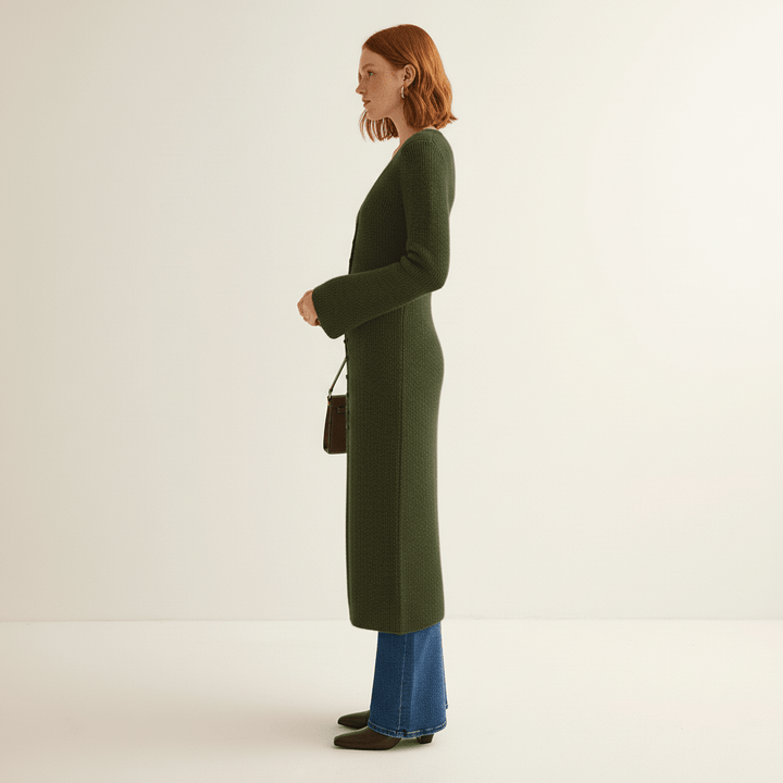 Elegant lagerpålager: Angelina långkofta damkofta med knappslå. Smickrande & bekväm för vardagsstil.