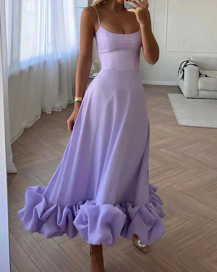 Elegant lila midiklänning för kvinnor, perfekt som festklänning eller sommarklänning. Tidlös mode.