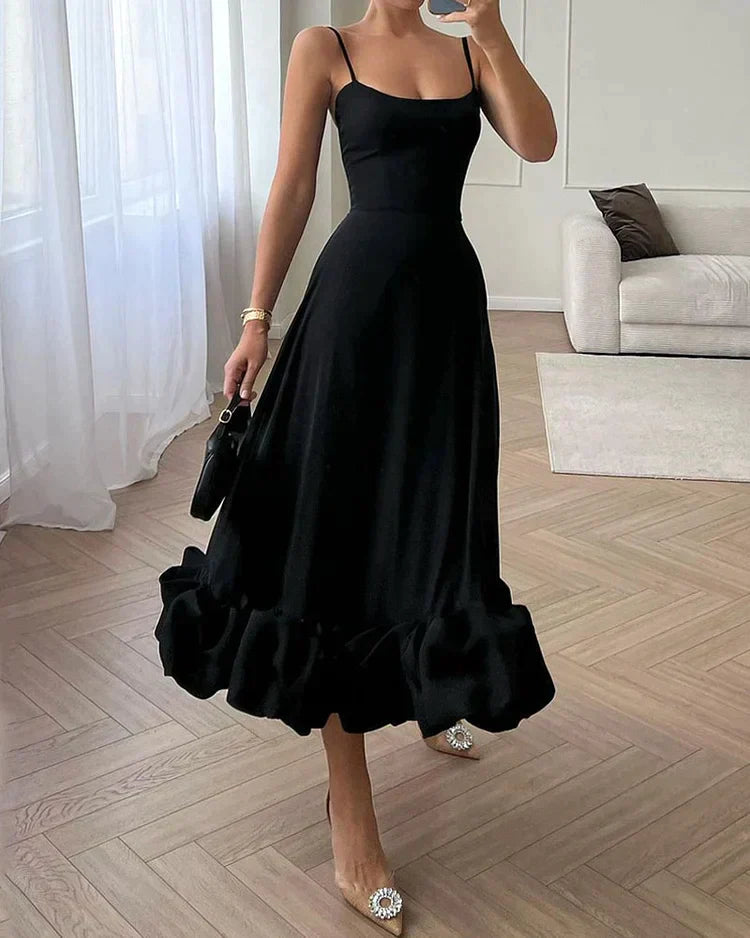 Kvinnlig blå elegant midiklänning. Mångsidig festklänning som passar både sommar och kväll.