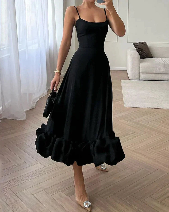 Kvinnlig blå elegant midiklänning. Mångsidig festklänning som passar både sommar och kväll.