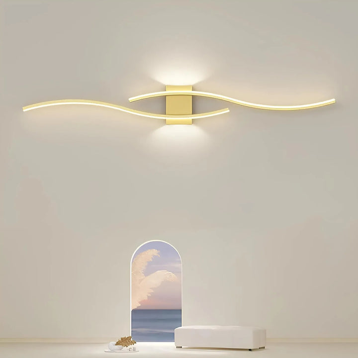 Exklusiv guld- och mässingsfärgad linjär vägglampa i en minimalistisk hall
