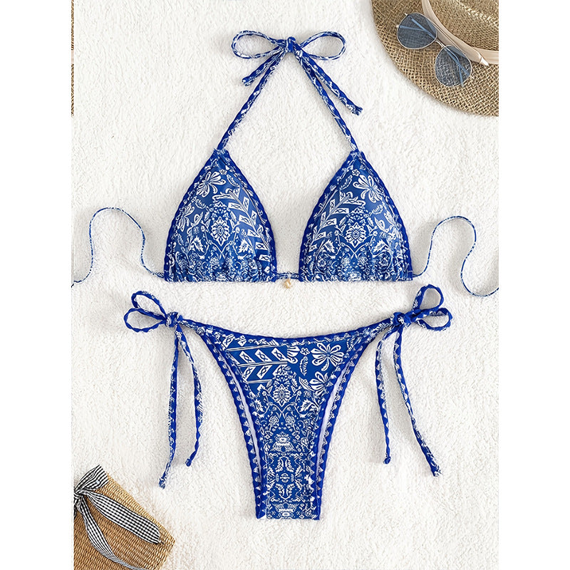 Elegant mönstrad dambikini med triangeltopp. Perfekt för sommarens stranddagar och bad.