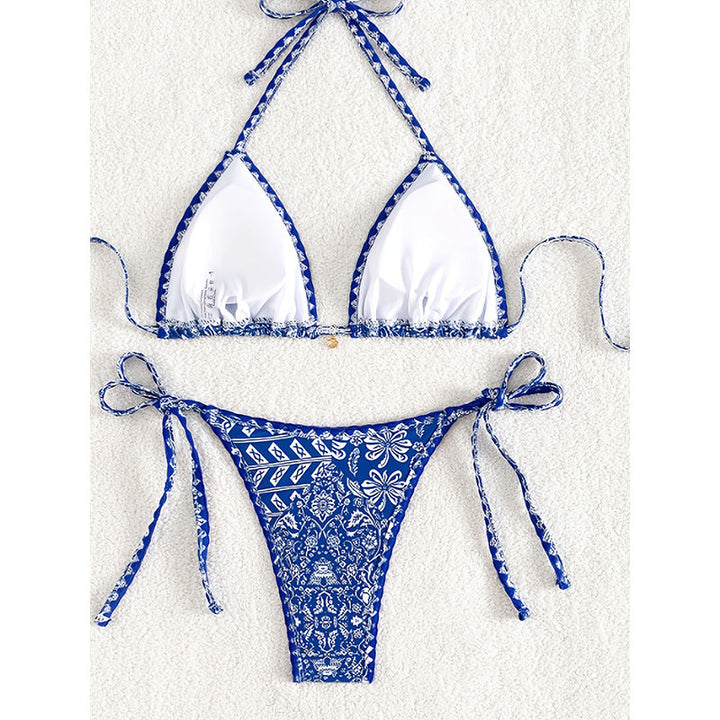 Lekfullt mönstrad triangelbikini för dam, med fina knytdetaljer. Ett trendigt val för strandmode.