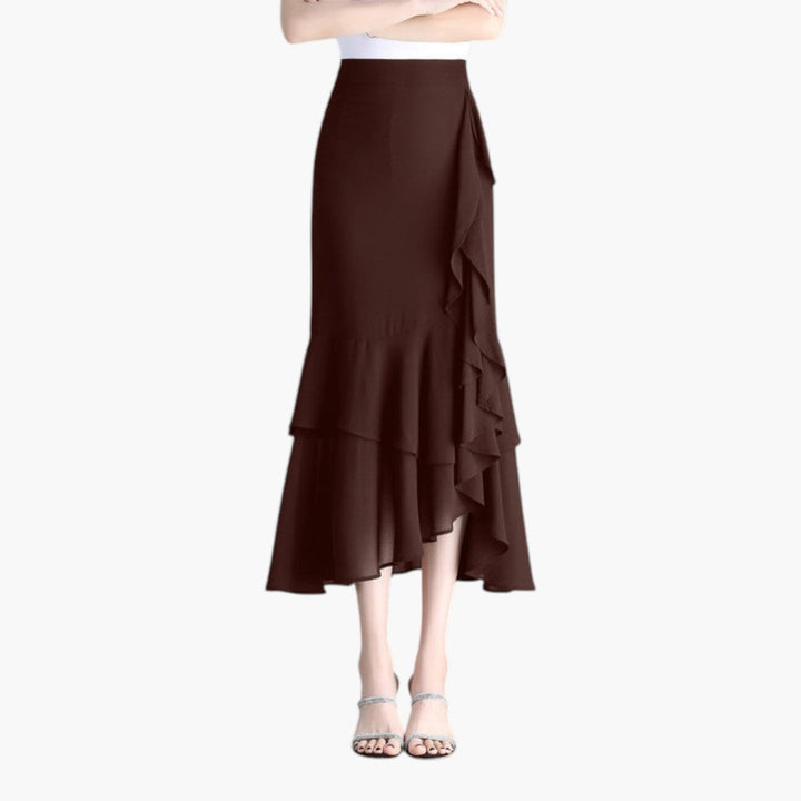 Flytande mönstrad midi-kjol med elegant hög midja och asymmetriska volanger. Modern damkjol.