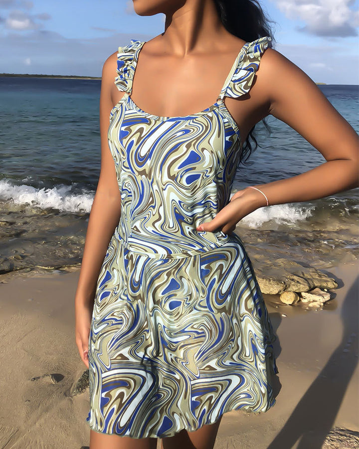 Mångsidig omlottklänning för dam med elegant mönster och volanger. Bekväm sommarklänning för mode.