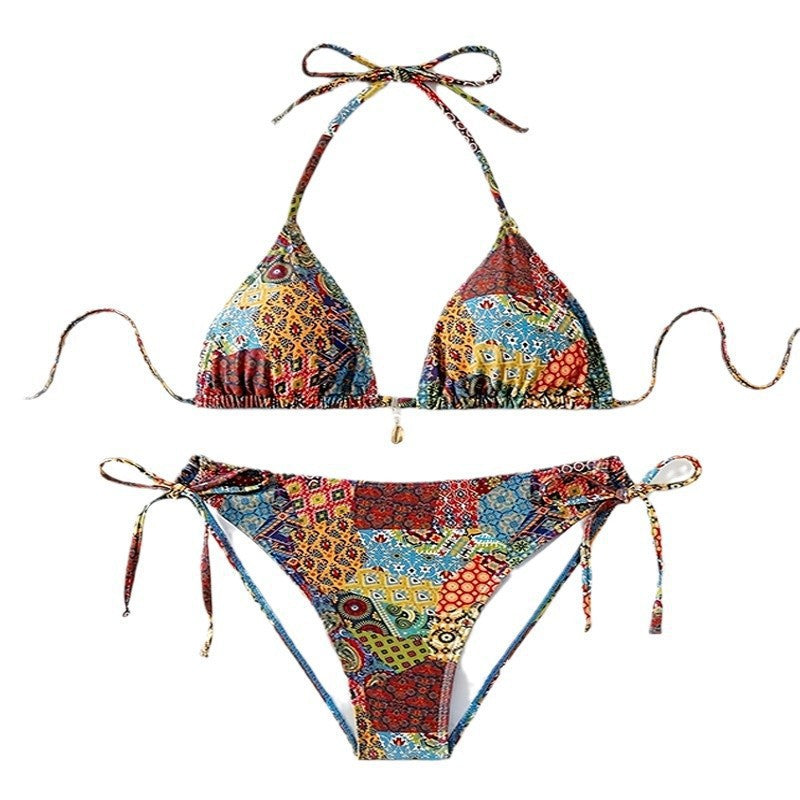 Stilfull triangelbikini för kvinnor, mönstrad med justerbar passform och elegant smyckesdetalj, perfekt badset.
