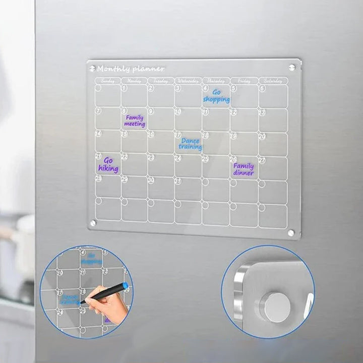 Elegant magnetisk akrylplanerare, genomskinlig, fästes på kylskåp för effektiv, stilren daglig organisering.