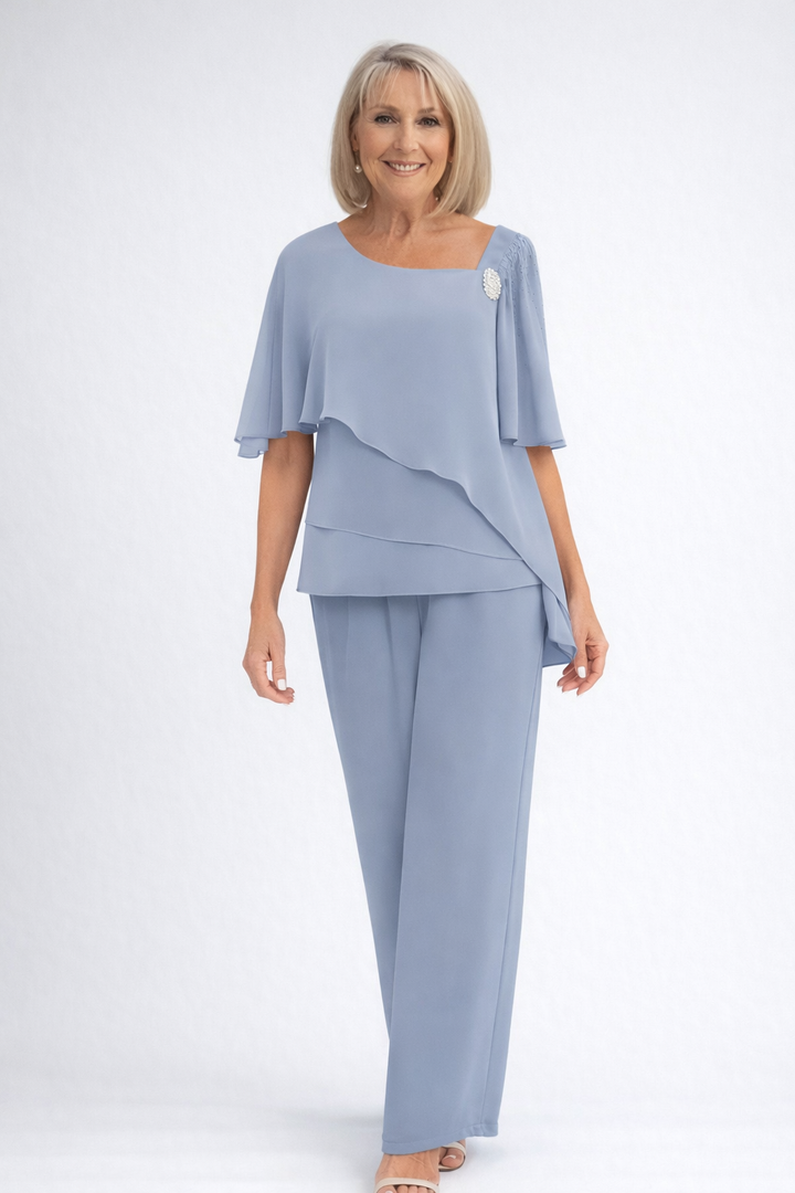 Elegant marinblått tvådelat set för dam med topp och vida byxor, perfekt för sommarfest & bröllopsgäst.