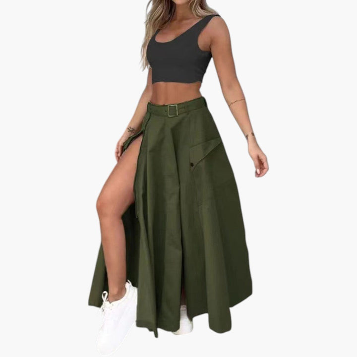 Elegant maxikjol för dam med bälte och chic sidoöppning. Perfekt för vår- och sommarmode.