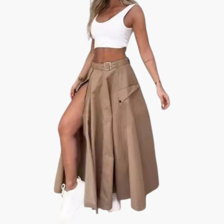 Chic dam maxikjol med elegant bälte och trendig sidoöppning. En långkjol för stilfullt vår- och sommarmode.