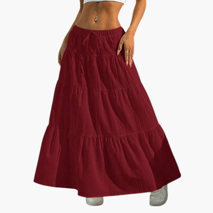 Lång, luftig maxikjol för damer med justerbar midja och elegant volang. En trendig sommarkjol.