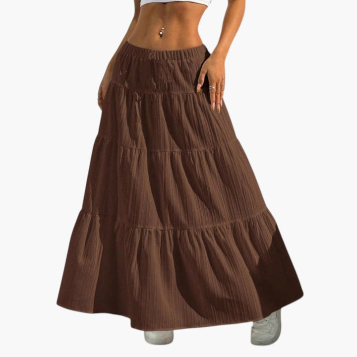 Chic kvinnors maxikjol med elegant volang nertill och praktisk dragskomidja. Snygg damkjol.