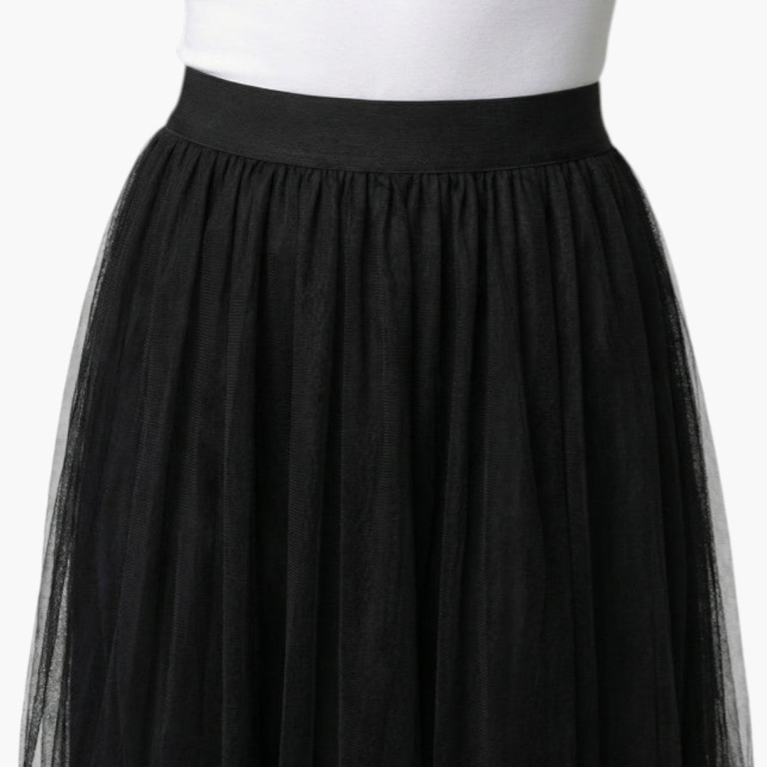 Kvinna i elegant tyllkjol, midikjol med elastisk midja. Mångsidig damkjol för fest & vardagsbruk.