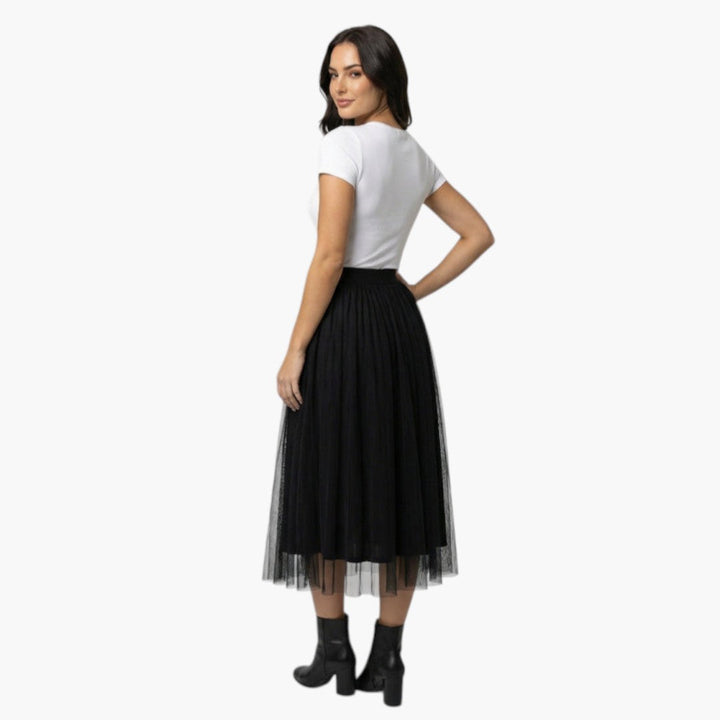 Närbild på tyll midikjolens bekväma elastiska midja. Elegant damkjol med A-linje form.