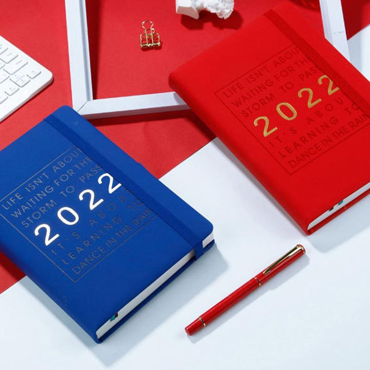 "Elegant miljövänlig 2022 planbok, PU läder, praktisk och stilfull design för månads- och veckoplanering, flera färger."