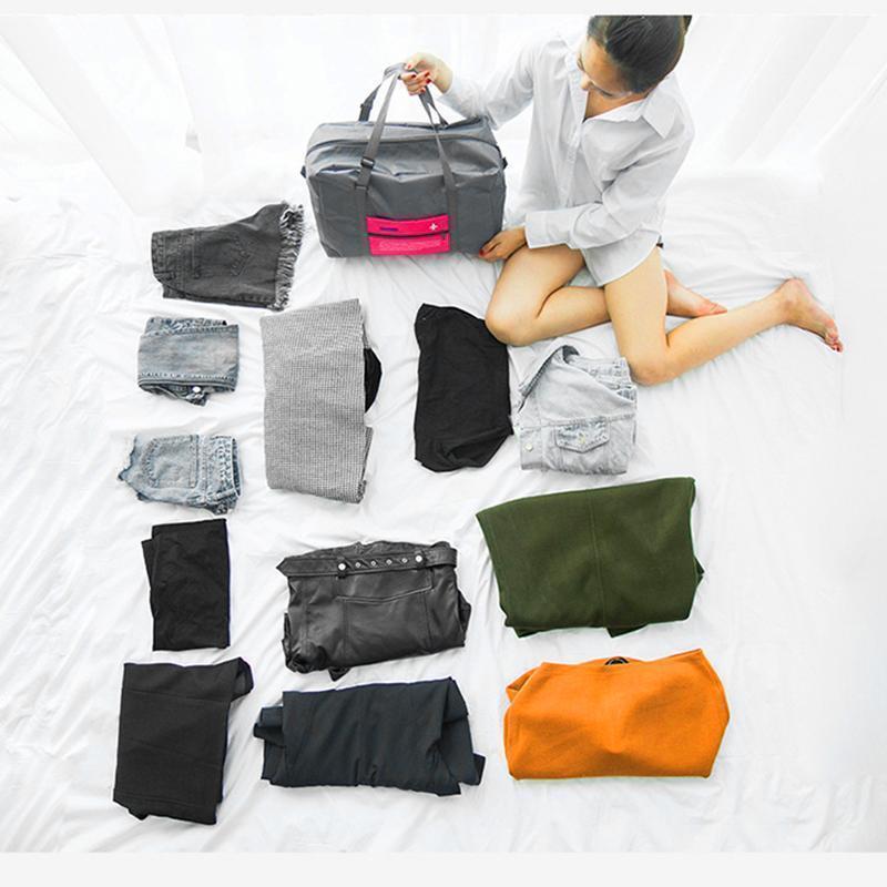 "Elegant, multifunktionell bärbar resväska i vattentåligt nylon. Rymlig, vikbar design, idealisk för alla resor."