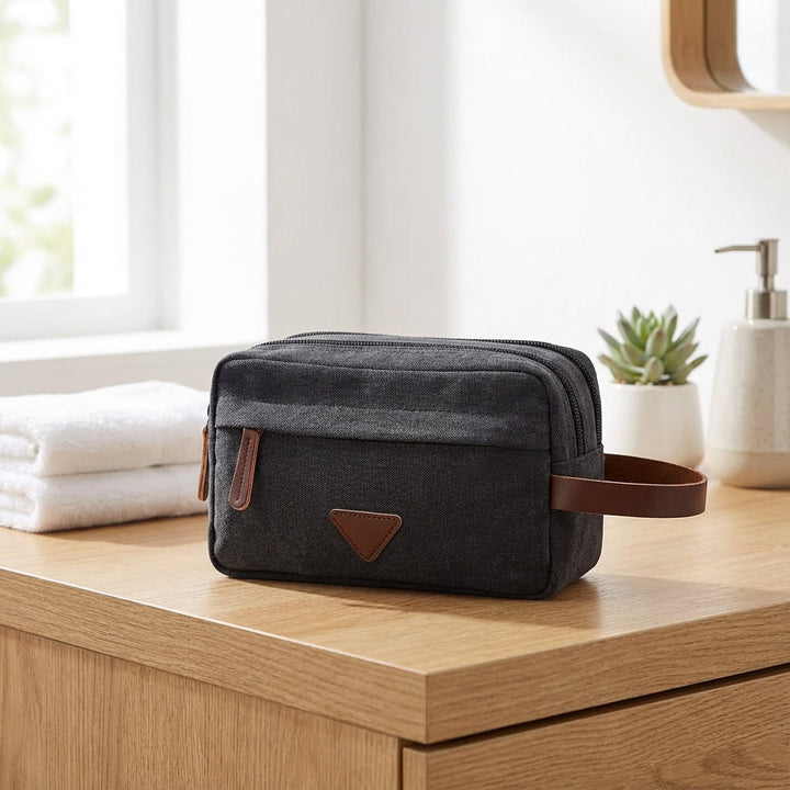 Elegant necessär med dubbla fack i stilren canvas. Perfekt för organiserad förvaring på resor.