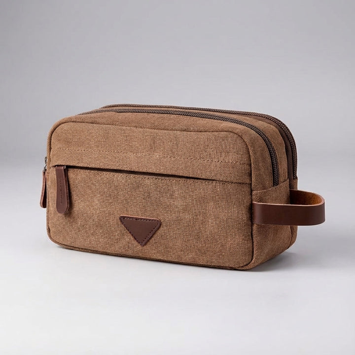Tripelle necessär med dubbla fack. Smart förvaring och stilren design för den moderna resenären.