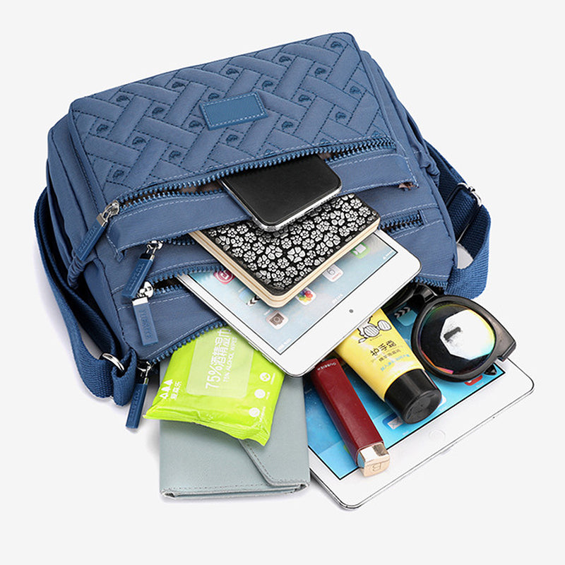 Elegant axelväska i nylon för kvinnor, med flera fack, justerbar rem och lyxig design, finns i olika färger.