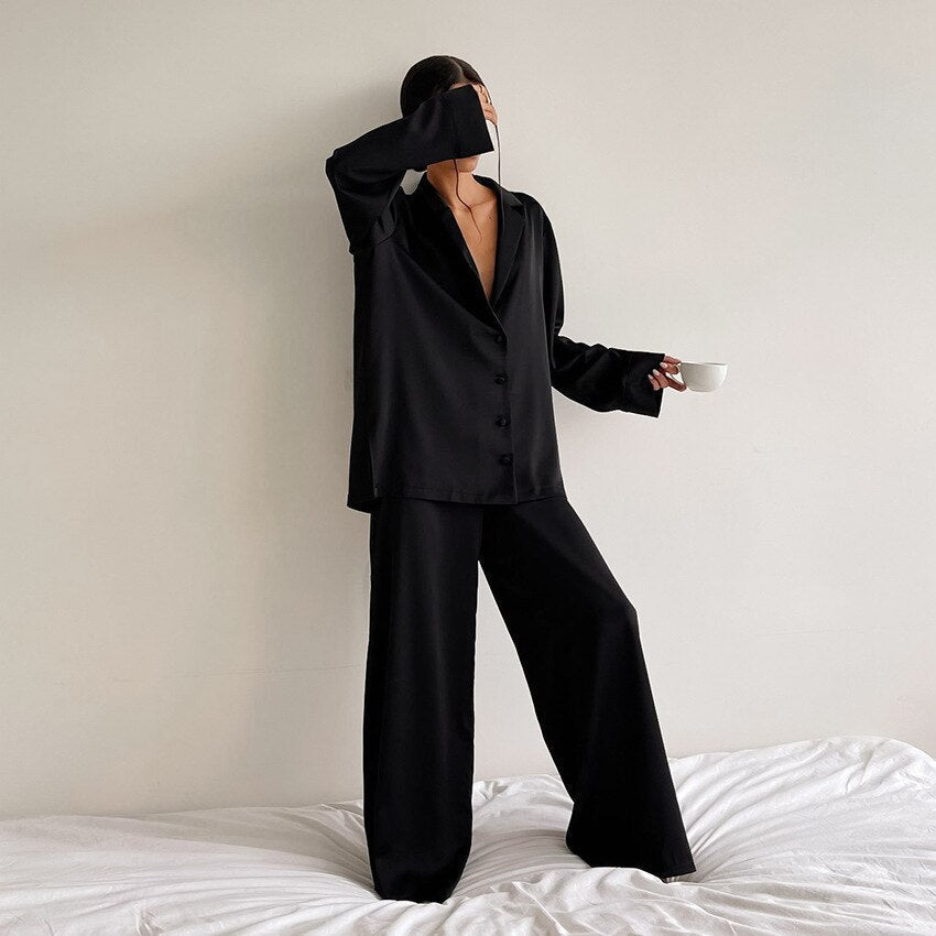 Elegant och bekvämt tvådelat pyjamasset för kvinnor. Perfekt loungewear för avkoppling och stilfulla hemmakvällar.