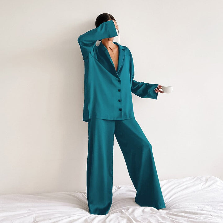 Mjukt dam loungewear set; stilrena sovkläder i bekväm design för kvinnor. Idealiskt för avkoppling.