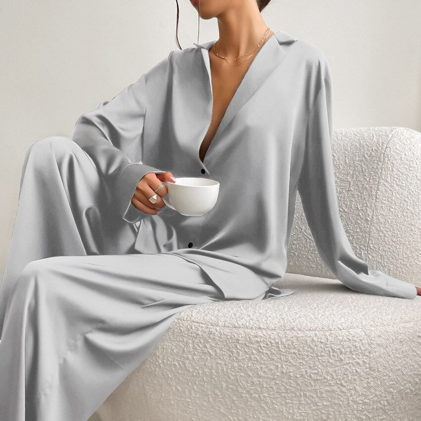 Stilrent pyjamasset för kvinnor. Eleganta nattkläder i tvådelad design för en bekväm och lyxig känsla hemma.