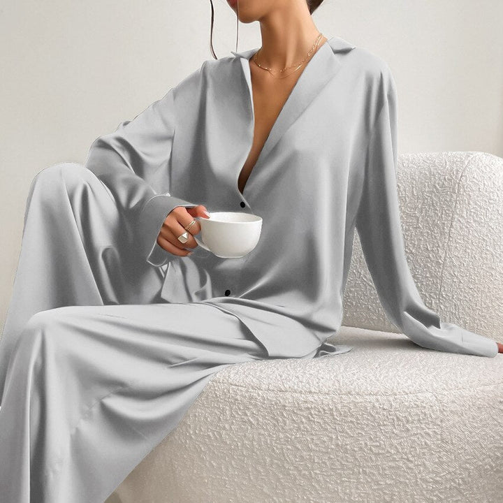 Stilrent pyjamasset för kvinnor. Eleganta nattkläder i tvådelad design för en bekväm och lyxig känsla hemma.