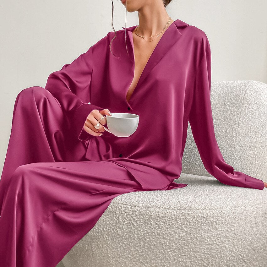 Bekvämt och elegant dam pyjamasset, perfekt som tvådelat loungewear set. Stilfulla nattkläder för avkoppling.