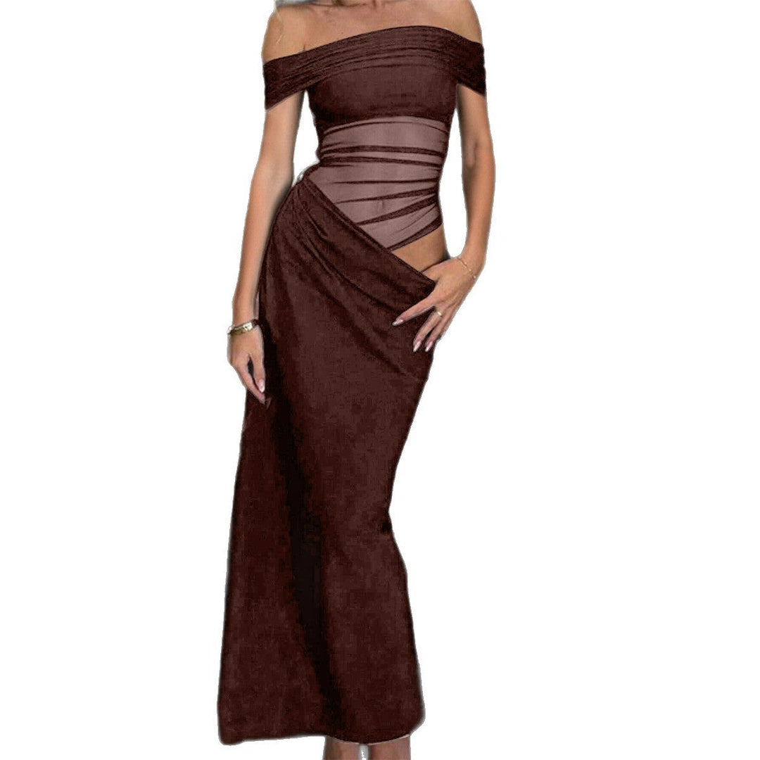 Lång, elegant aftonklänning med figurnära passform och smickrande off-shoulder hals. Modern festmode.