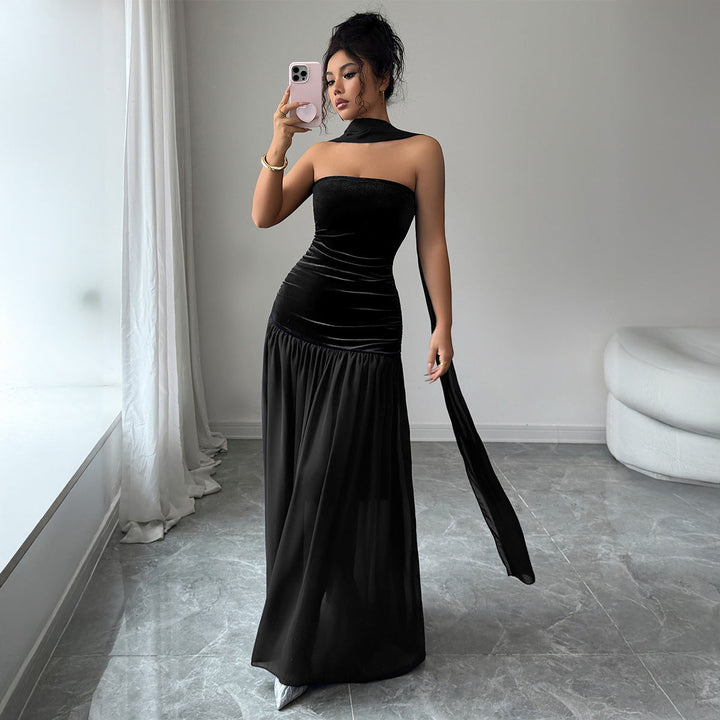 Elegant off-shoulder kvällsklänning i sammet med flödande maxikjol för dam. Perfekt festklänning.