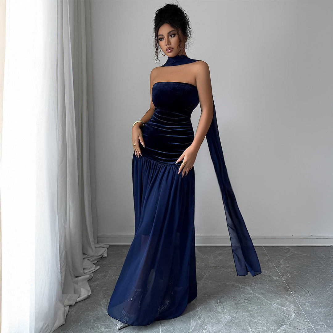 Dam aftonklänning i lyxig sammet, off-shoulder design och lång flödande kjol. Festlig & elegant.