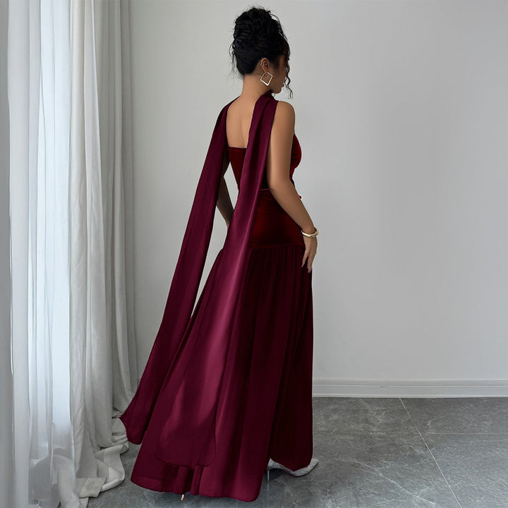 Lång off-shoulder kvällsklänning för dam. Elegant sammetsklänning med vacker flödande maxikjol.