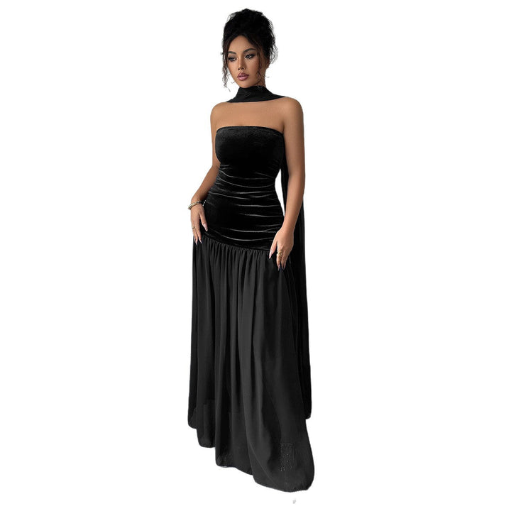 Festklänning dam: Elegant off-shoulder långklänning i sammet. Perfekt aftonklänning med flödande kjol.
