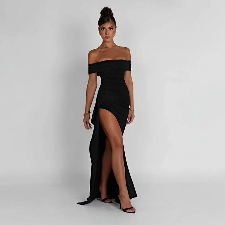 Elegant off shoulder maxiklänning för dam med hög slits. Perfekt festklänning för kvällslook.