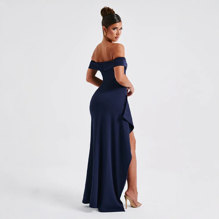 Lång, figurnära maxiklänning med off shoulder och hög slits för dam. En elegant aftonklänning.
