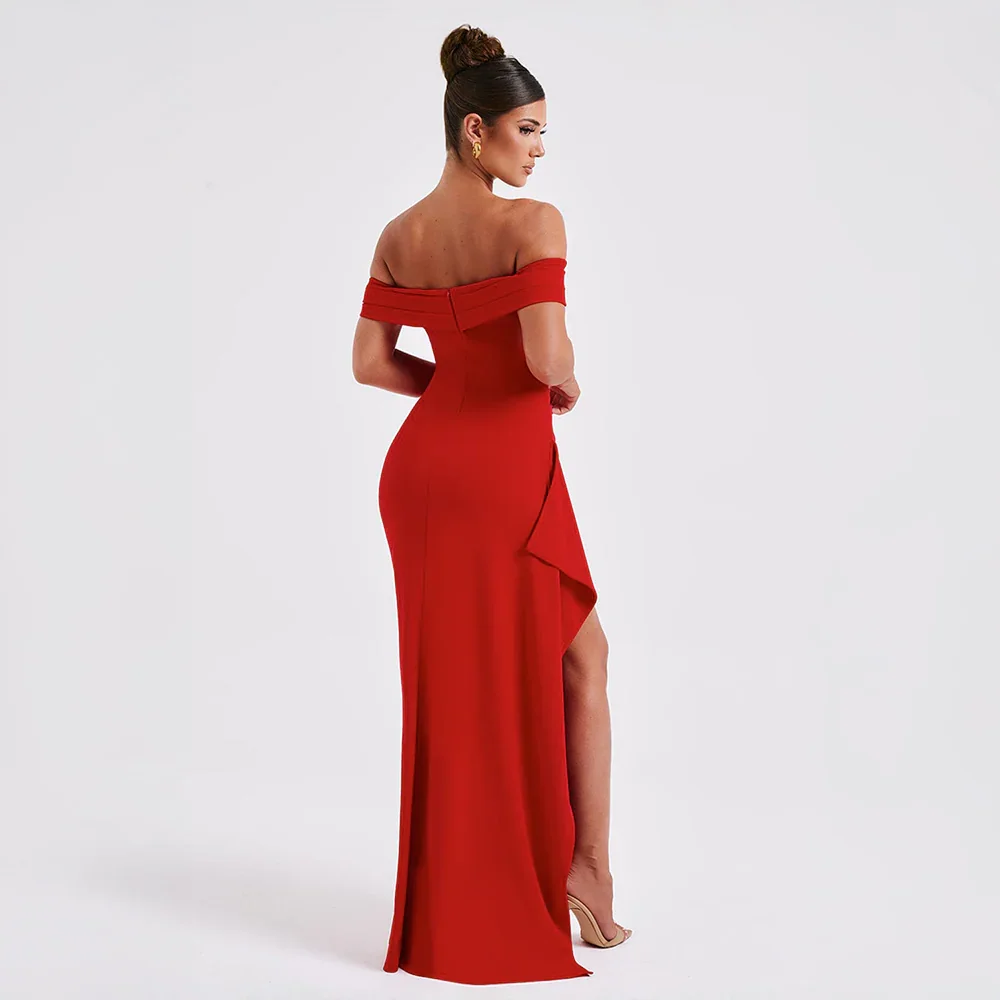 Off shoulder maxiklänning med en vacker hög slits. Denna damklänning är perfekt för en elegant fest.