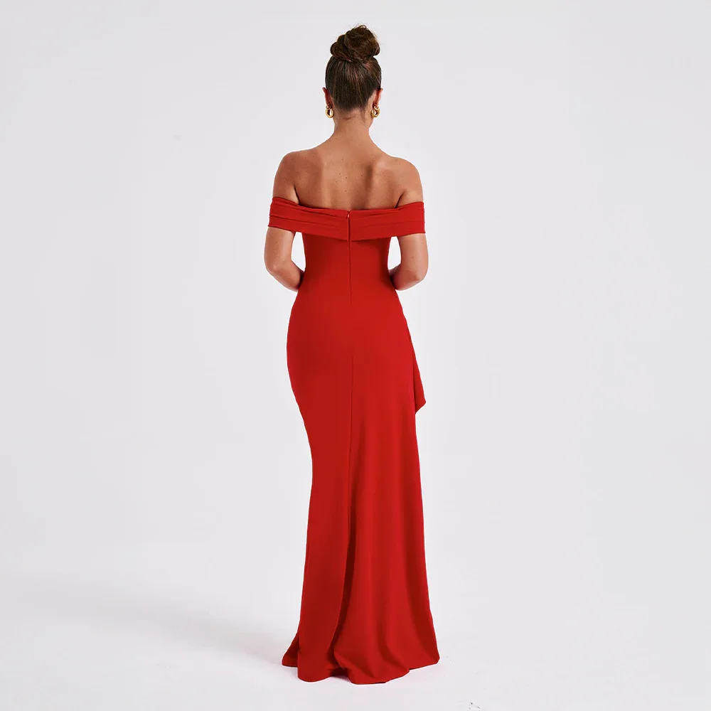 Elegant off shoulder maxiklänning för dam, med hög slits. Den ultimata figurnära festklänningen.