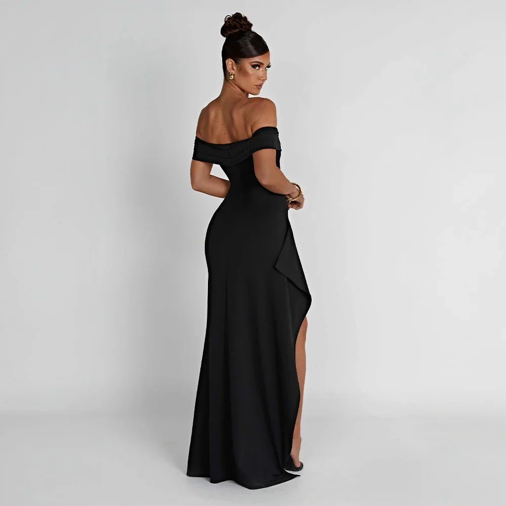 Vacker maxiklänning med off shoulder-design och djup slits. Perfekt för eleganta kvällar och fester.
