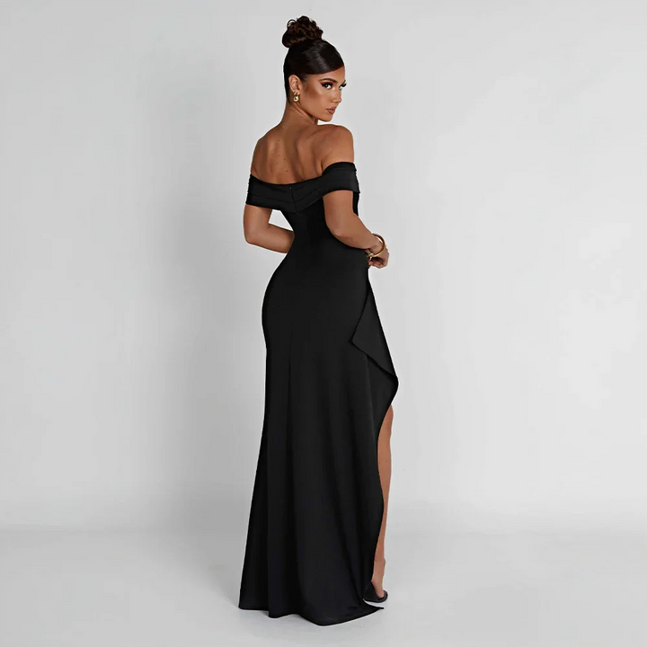 Vacker maxiklänning med off shoulder-design och djup slits. Perfekt för eleganta kvällar och fester.