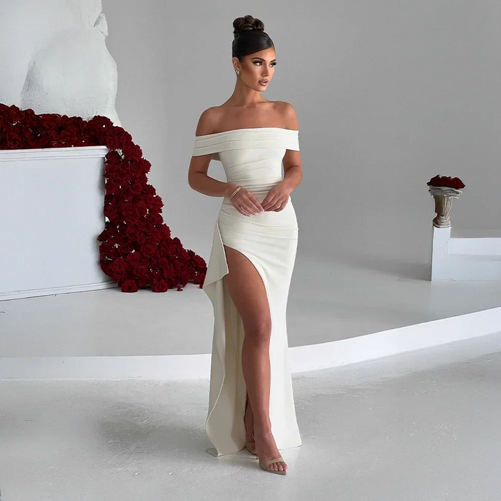 Off shoulder aftonklänning i maxilängd med elegant hög slits. En figurnära festklänning för dam.