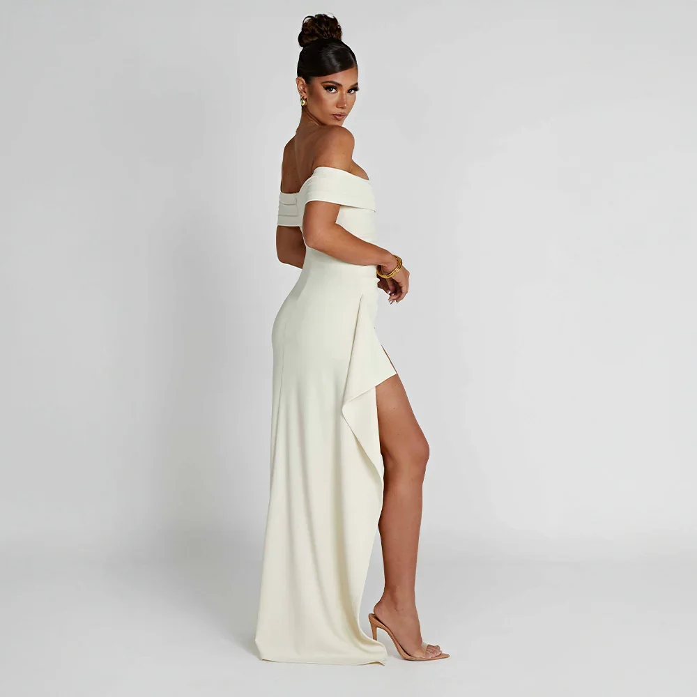 Glamorös maxiklänning för dam med off shoulder och hög slits. En tidlös elegant festklänning.